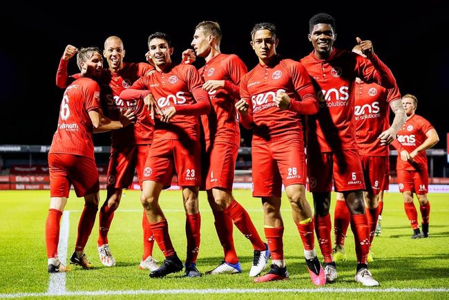 通过紧密的 通过紧密的